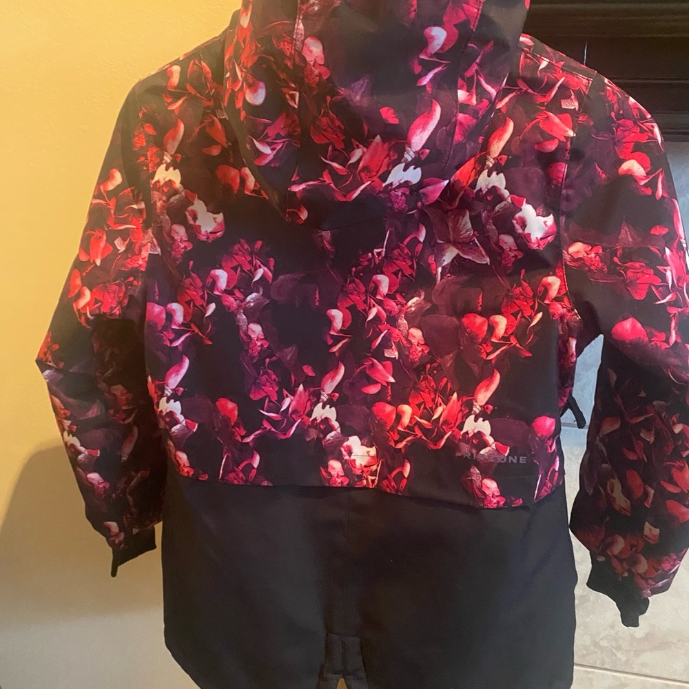 Ski / Snowboard Jacket  and bib pants. Ripzone small. Fit average 8-10 yr old.